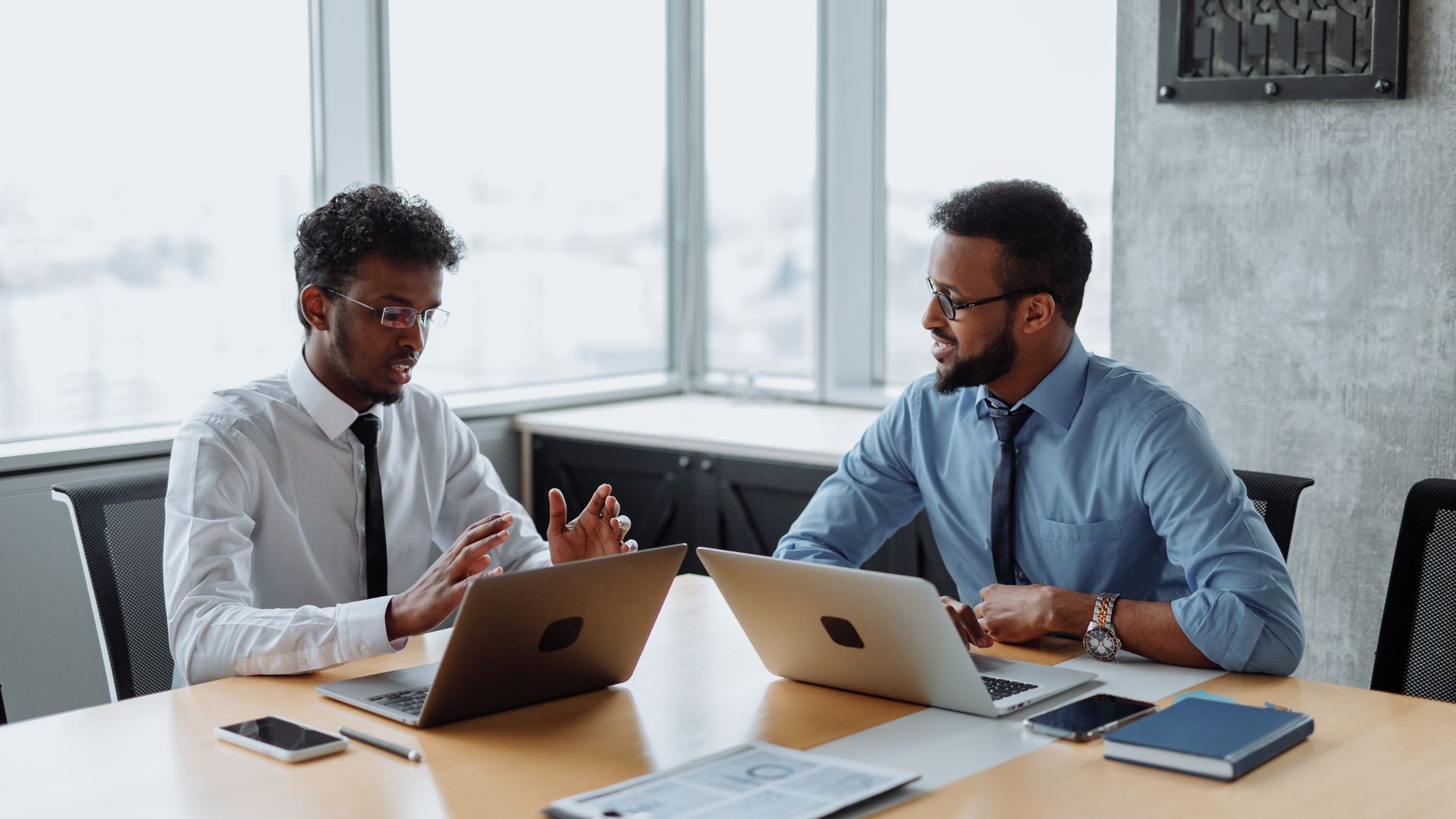 Des professionnels africains travaillent sur leurs laptops au bureau